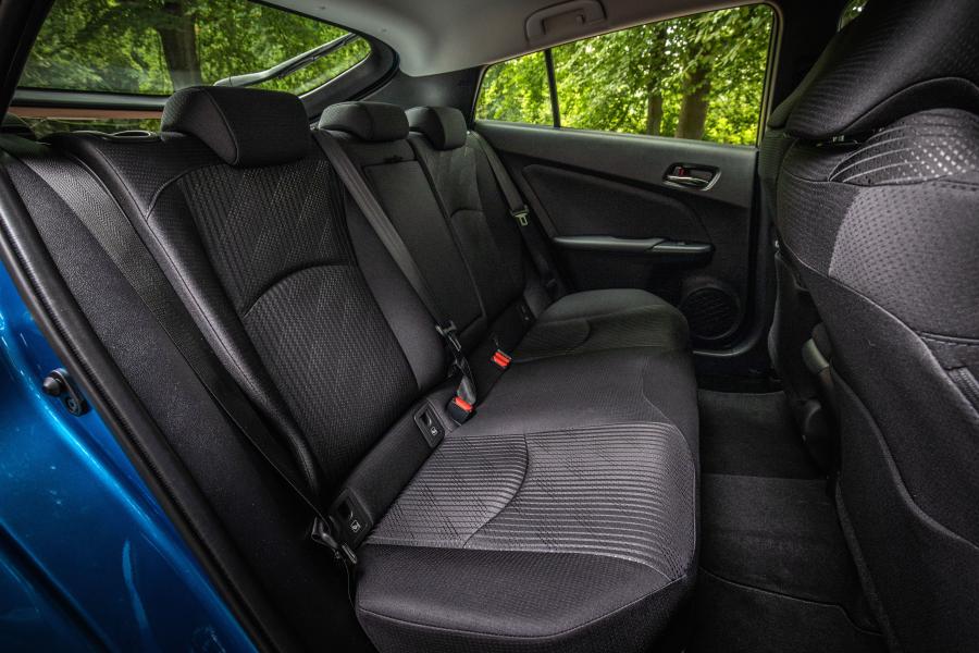 Интерьер Toyota Prius 2019 года  (UK) (фото 18 из 37)
